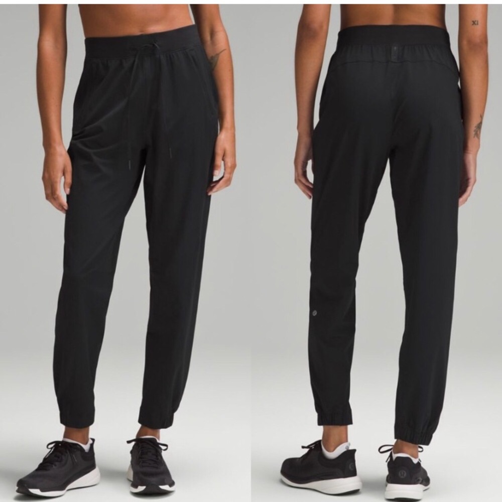 License to train black jogger 4 small zipper pockets like new